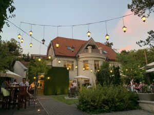 Exterior picture of Émile's garden at sunset